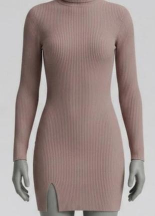 Бежевое трикотажное платье с длинными рукавами