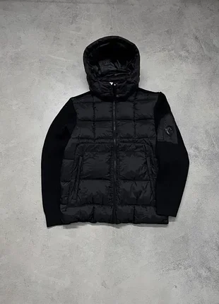 Характеристики: бренд: c.p. company  розміри: m, l, xl, xxl  матеріал: комбінований (щільні в'язані рукава + стьобаний фасад із водовідштовхувальної п