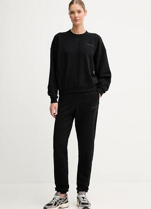 Свитер из коллекции dkny выполнен из хлопковой эластичной трикотажной ткани.