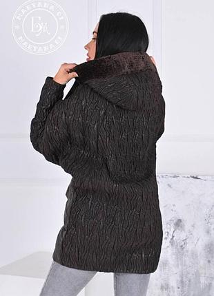 Стильная зимняя куртка кокон oversize с капюшоном / шоколад