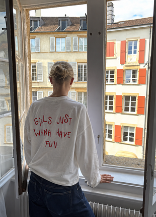 Лонгслив оверсайз молочный, принт на спине girls just wanna have fun