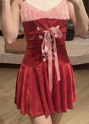 Бархатное новогоднее платье-корсет (в стиле санты / santy) с розовыми шнуровкой спереди и опушкой на лифе.