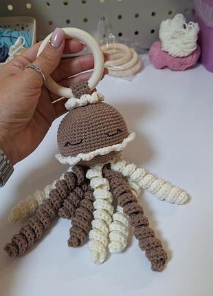 Медузка брязкальце для малюків. безпечна іграшка для найменших з дерев'яним кільцем.