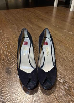 Елітні замшеві туфлі ballin (італія) з золотим лого на підборах. peep toe, р. 39