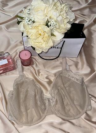 Мереживний бюстгальтер marks & spencer з м’якої напівпрозорої сітки з геометрично-квітковим візерунком.
