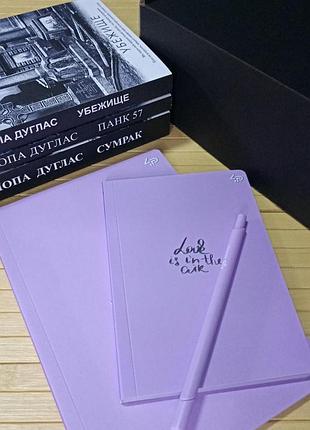 Комплект пенелопа дуглас коробка+ комплект скетчбук+блокнот з кольоровими сторінками+ ручка+ комплект з 3 книжок 6647
