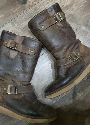 Сапоги "ugg"оригинал  кожа натур на цигейке
стелька 25
размер 39
ширина голенища 18
высота сапога  28