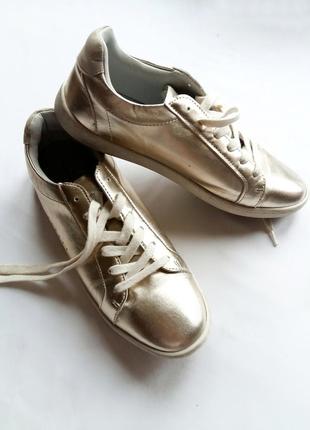Золотые кеды zara. стильная и удобная обувь на каждый день.8 фото