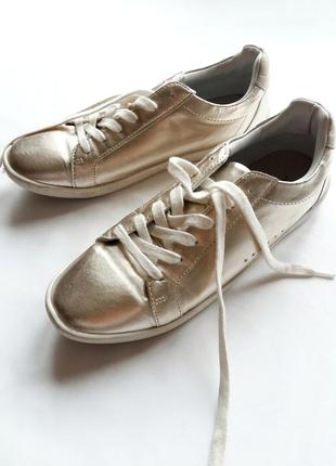 Золотые кеды zara. стильная и удобная обувь на каждый день.4 фото