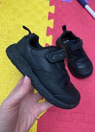 Черевики для хлопчика clarks чорні шкіряні на липучках, кросівки для хлопчика