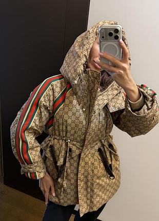 Куртка жіноча gucci з капюшоном, бежева з монограмою та смужками