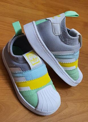 Продам оригинальные кроссовки adidas superstar 28р.18см
отличное состояние 
без торга