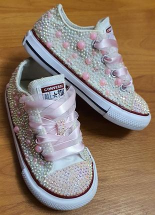 Продам оригинальные кеды converse 23р.15,2см
состояние как новенькие 
очень красиво переливаются (стразики,камушки)
без торга