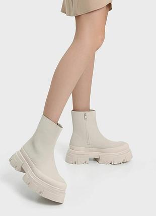 Молочні чоботи bershka