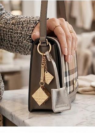 Дизайнерський брелок на сумку burberry вінтаж 
коробка