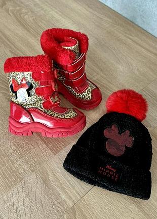Яскравий зимовий комплект для дівчинки disney minnie mouse: теплі чоботи-дутики та шапка з помпоном