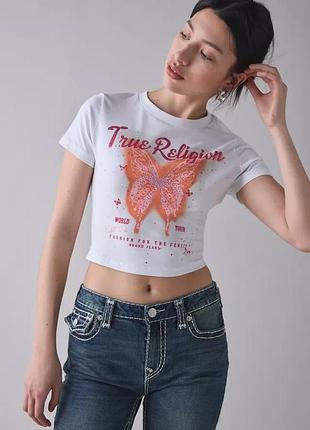 Бавовняна футболка  фасону baby-tee з коротким рукавом та укороченим кроєм від бренду true religion — модель crystal butterfly baby tee s 36 usa 🇺🇸