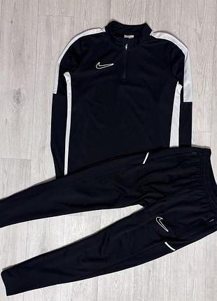 Продається класний спортивний комплект nike оригінал р.134-140