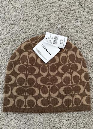 Жіноча трикотажна шапка-біні coach signature knit beanie у класичному коричнево-бежевому забарвленні («хакі/коричневий») з фірмовим візерунком