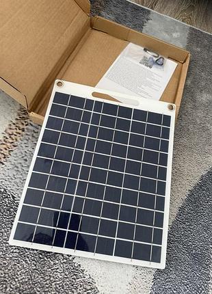 На зображенні показано портативну полікристалічну сонячну панель невеликої потужності (зазвичай близько 3–10 вт та 5 в
