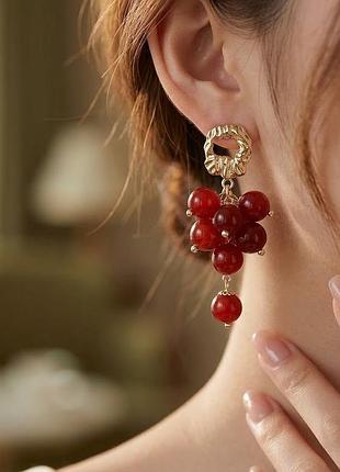 Изысканные серьги красные бусины