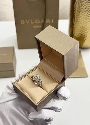 Каблучка bvlgari serpenti viper 
size 16,17,18
цвет: белое золото 
камни: фианиты 
в позолоте, проба позолоты au750
полная брендовая комплектация