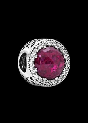 Шарм красный камень сияние сердец pandora