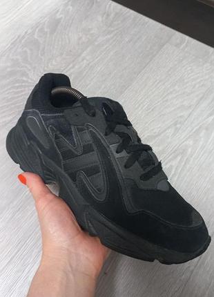 Жіночі кросівки adidas 2