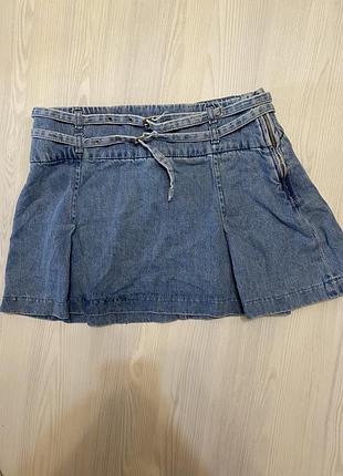 Джинсова мініспідниця zara у складку з ремінцями,розмір m