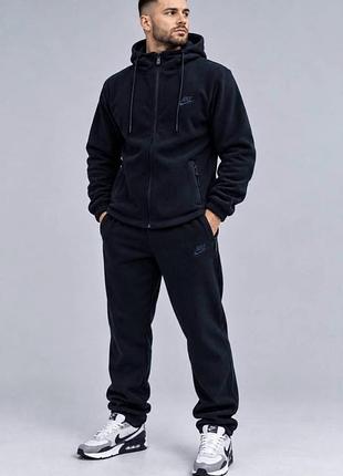 Чоловічий спортивний костюм бренду nike чорного кольору, що складається з толстовки та спортивних штанів.