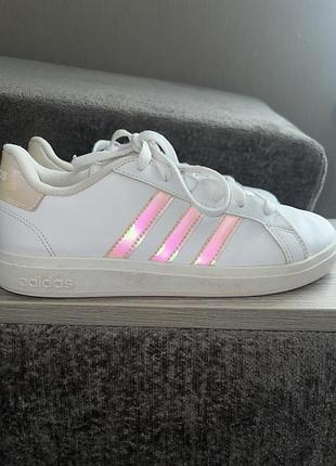 Кросівки adidas для дівчинки