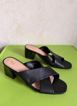 Чорні жіночі мюлі шльопанці bata на стійких підборах, розмір 7/40