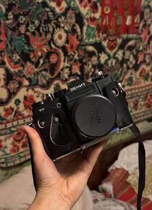 Дзеркальний плівковий фотоапарат «зенит-11» (zenit-11) у чорному корпусі, зі збереженою оригінальною інструкцією з експлуатації.