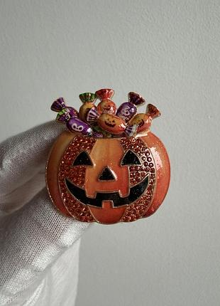Металева брошка «гарбуз із цукерками на геловін» зі стразами halloween хелоуін хелловін геловін