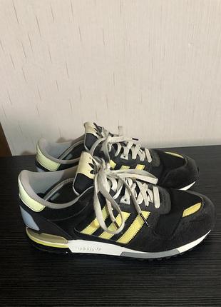 Кросівки чоловічі adidas чорні з жовтими смужками