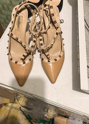 Жіночі туфлі valentino rockstud бежеві, розмір 37, лакована шкіра