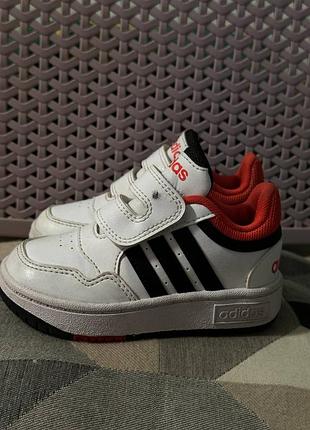 Кросівки для дітей adidas білі з чорними смужками