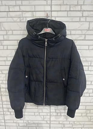 Коротка куртка-пуховик zara basic з капюшоном / стильний темний камуфляж / розмір m