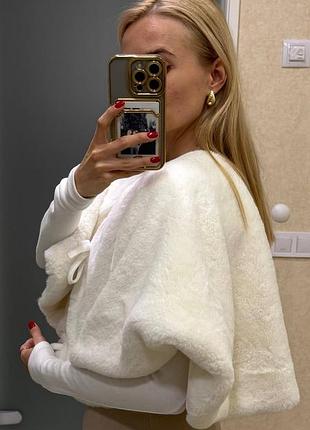 Молочна біла пухнаста накидка-кейп на зав’язках, укорочена