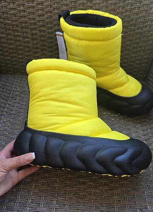 Теплые дутики crocs overpuff boot cyber yellow