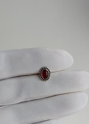 Одиночная серебряная серёжка гвоздик с сердоликом