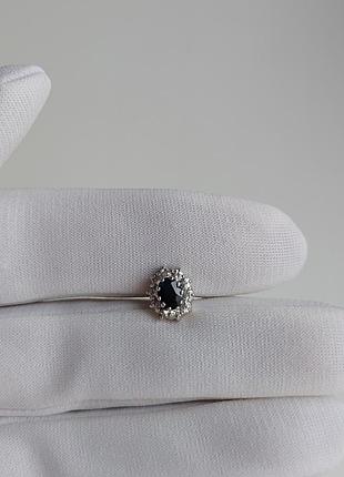Одиночная серебряная серёжка гвоздик с сапфиром