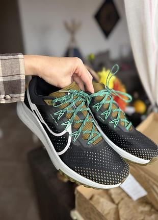 Кросівки чоловічі nike чорні з зеленими шнурками