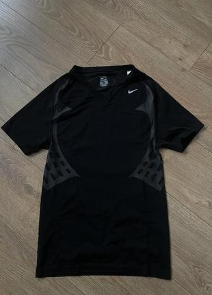 Спортивна футбрлка nike pro