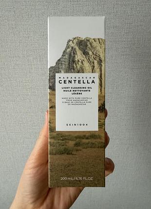 Skin1004 madagascar centella light cleansing oil — це легка гідрофільна олія для обличчя, розроблена для першого етапу очищення шкіри (демакіяжу)
