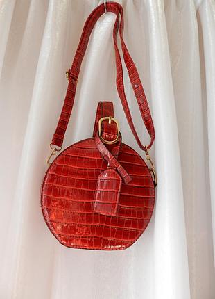 Стильная сумка трендовая клатч crossbody лакированная экокожа фактура крокодил в комплекте короткая и длинная ручка застегивается на молнию