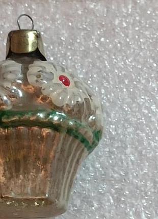 Новогодняя игрушка ссср корзина с цветами.