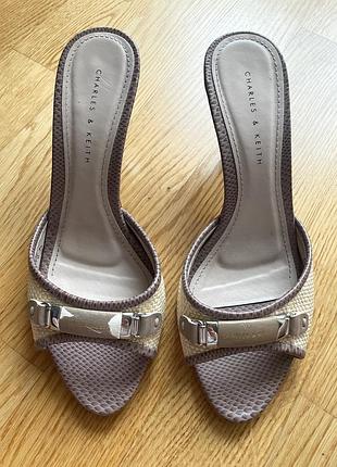Женские босоножки-шлёпанцы charles & keith
