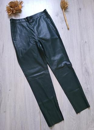 Брюки из искусственной кожи. zara