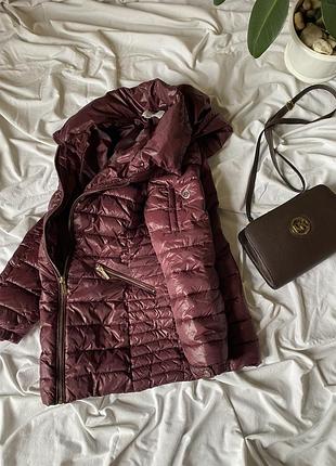 Женская куртка-пуховик бордового цвета michael kors м
